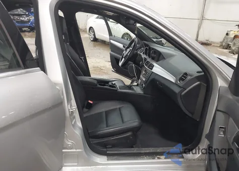 2014 Mercedes-Benz C 300 Sport 4Matic z USA, uszkodzony, nr VIN WDDGF8AB4EG171365